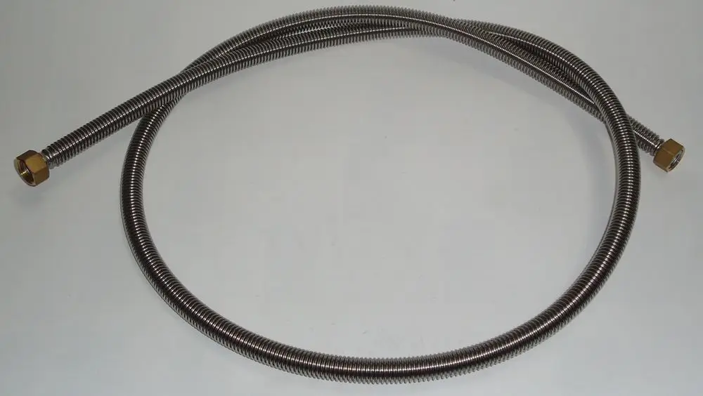 Flexibler Metallanschlussschlauch mit zwei Anschlussstücken, geeignet für Heizungsanwendungen. Marke Daikin.